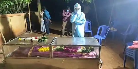 உயிரிழந்த தாயின் உடலை பார்க்க மன்றாடிய கொரோனா நோயாளி.. பாதுகாப்பு உடையுடன் அஞ்சலி