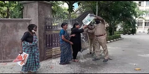 ”கணவர் மீது பொய்வழக்கு போட்டு சிறையில் அடைத்திருக்கிறார்கள்” மனைவி தீக்குளிக்க முயற்சி