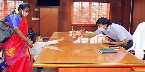 திருப்பூர்: 42 விநாடியில் இந்திய மாநிலங்களின் தலைநகரங்களை பிசகாமல் கூறும் 3 வயது சிறுவன்..