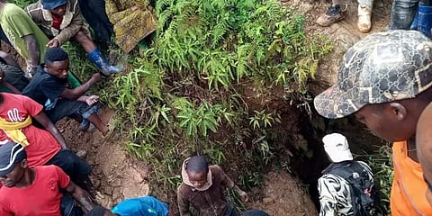 கனமழைக்கு இடையே நடந்த சுரங்கப்பணி : நிலச்சரிவில் சிக்கி 50 பேர் பலி