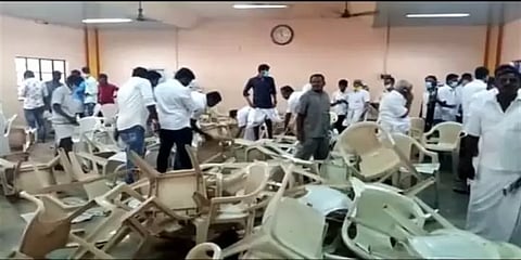 பறந்த நாற்காலிகள்... அதிமுக உறுப்பினர் சேர்க்கை முகாமில் கைகலப்பு.. போலீசில் புகார்.!