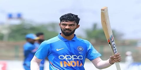 சிஎஸ்கே வீரருக்கு இன்னும் இருமுறை கொரோனா பரிசோதனை: அணியில் இணைவதில் சிக்கல் !