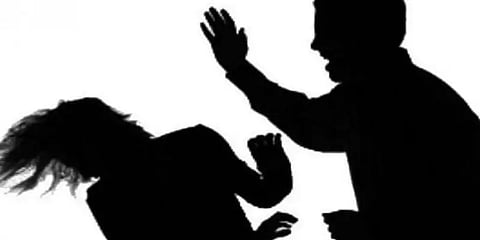 மனைவியை தம்பெல்லால் அடித்த கணவர் - வீடியோ எடுத்து போலீசாரிடம் கொடுத்த மகள்கள்..!