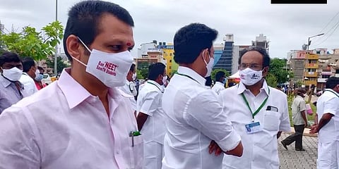 BAN NEET முக கவசம் அணிந்து வந்த திமுக எம்.எல்.ஏ.க்கள்!