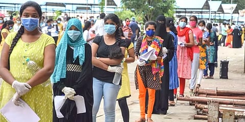 ‘நீட்’ எழுத 700 கி.மீ தூரம் பயணித்து வந்த மாணவர்; 10 நிமிடம் தாமதமானதால் அனுமதி மறுப்பு