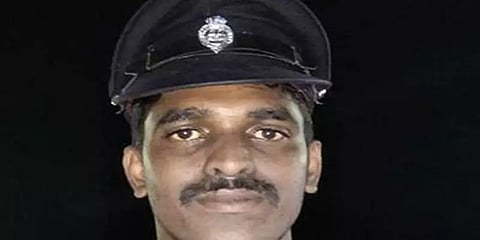 நீட் நுழைவுத் தேர்வுக்கு ஆதாரை கொண்டு வர மறந்த மாணவி ! உடனடியாக உதவிய போலீஸ் !