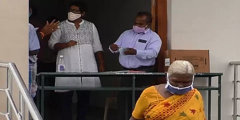’இங்கு எதுக்கு வருகிறீர்கள்’ மனு கொடுக்கவரும் மாற்றுத்திறனாளிகளை விரட்டியடிக்கும் அலுவலர்?