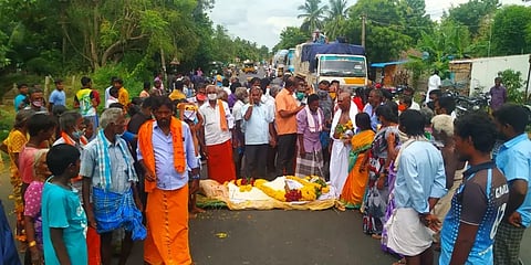 இறந்தவரின் உடலை புதைக்க விடாததால் சாலை மறியல்... போலீசாரை தாக்க முயற்சித்த உறவினர்கள்