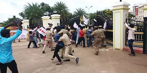 நீட்டை ரத்து செய்யக் கோரி போராட்டம்: மாணவர்கள்- போலீசார் இடையே தள்ளுமுள்ளு