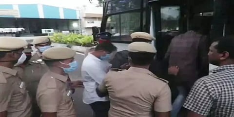 பொள்ளாச்சி: 1.72 கோடி மோசடி... கேரளாவை சேர்ந்த 5பேர் கைது.. பயங்கர ஆயுதங்கள் பறிமுதல்.!