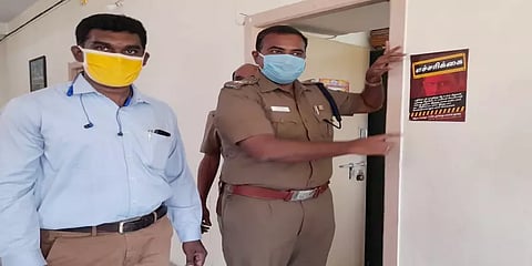 சிறுவர்,சிறுமியருக்கு எதிரான குற்றங்களுக்கு மரணதண்டணை:. நெல்லையில் விழிப்புணர்வு ஸ்டிக்கர்