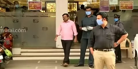 மக்களோடு மக்களாக கலந்து அதிரடி காட்டிய சுங்கத்துறை அதிகாரிகள்..! சிக்கிய கடத்தல் தங்கம்