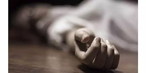 குடும்பத்தாருக்கு கொரோனா தொற்று - அதிர்ச்சியில் கொரோனா நோயாளி தற்கொலை