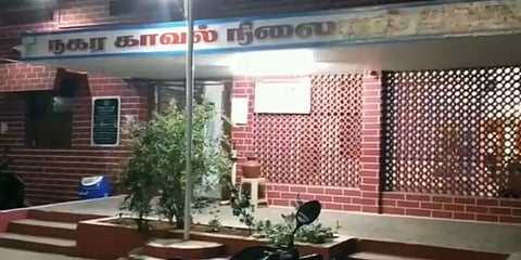 தெருவில் கிடந்த பணப்பை: உரியவரிடம் ஒப்படைக்க உதவிய முதியவர்