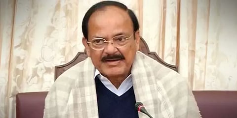 உறுப்பினர்கள் மாஸ்க்கை இறக்கிவிட்டு வந்தால் லைவில் காண்பிக்கப்படும் - வெங்கையா நாயுடு