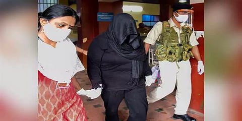 தங்கக் கடத்தல் வழக்கில் கைதான ஸ்வப்னாவோடு செல்ஃபி எடுத்துக்கொண்ட காவலர்கள்?