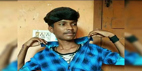 போலீஸ் விசாரணைக்காக அழைத்துச் சென்ற வாலிபர்... தூக்கில் தொங்கிய நிலையில் சடலமாக மீட்பு