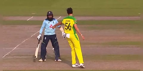 ‘மன்கட் முறையில் அவுட் செய்யாமல் ரஷித்தை எச்சரித்த ஸ்டார்க்’ - அஸ்வினை குறிப்பிட்ட ரசிகர்!