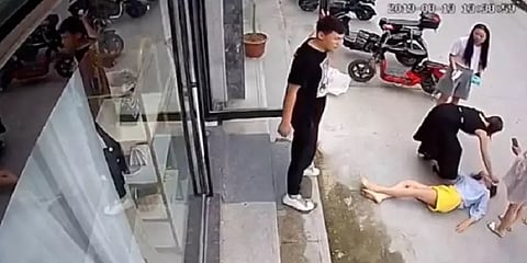 கணவரின் தாக்குதலால் ஜன்னலில் இருந்து குதித்த பெண்... சீனாவில் விவாதமான வீடியோ