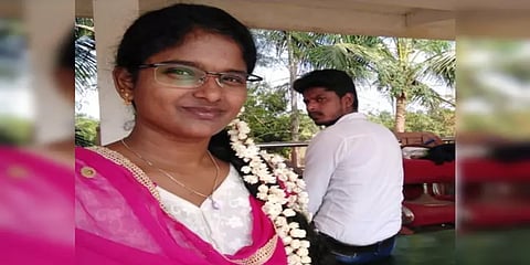 மன்னார்குடி அருகே லாரி மோதி விபத்து - பைக்கில் சென்ற அண்ணன், தங்கை பரிதாப உயிரிழப்பு