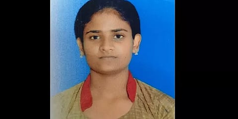 செல்போனில் விளையாடியதால் கண்டித்த பெற்றோர்? கல்லூரி மாணவி தற்கொலை