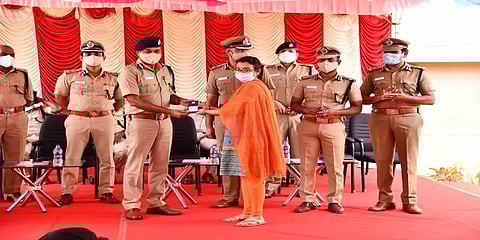 காணாமல் போன 1193 செல்போன்களை கண்டுபிடித்து உரிமையாளர்களிடம் ஒப்படைத்த சென்னை காவல்துறை..!