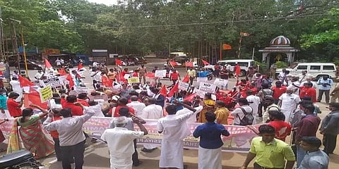 "தமிழர்களுக்கு 90 சதவீத வேலை வழங்கவேண்டும்" - தமிழ்த் தேசியப் பேரியக்கம் மறியல் போராட்டம்