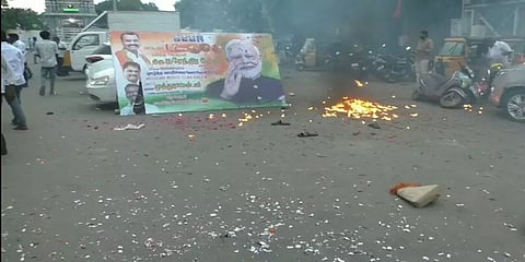 பிரதமர் பிறந்த நாள் விழா ... பட்டாசு தீப்பொறி பட்டு வெடித்துச் சிதறிய கேஸ் பலூன்கள்..!