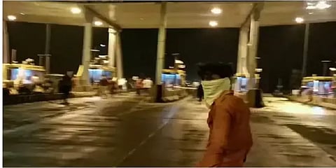 உள்ளூர் விவசாயிகளுக்கு கட்டணமா?... சுங்கச்சாவடியை முகமூடி அணிந்து தாக்கிய கும்பல்