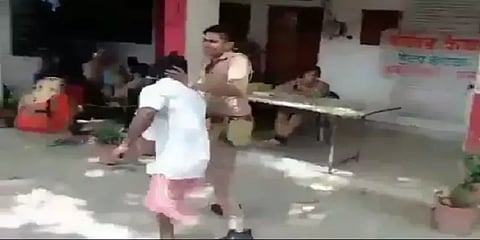 உ.பி: மாற்றுத்திறனாளியை தலையில் தட்டி கீழே தள்ளிவிட்ட காவலர்