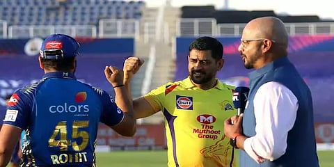 இனிமே இப்படித்தான் கை தட்டணும்: சமூக இடைவெளியை கடைபிடிக்கும் ஐபிஎல் வீரர்கள்