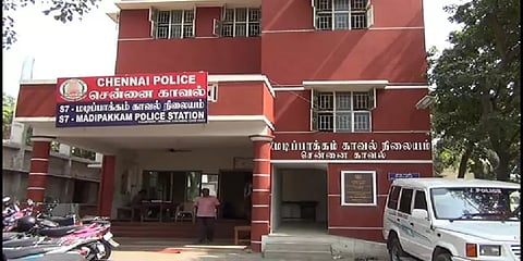 ஓய்வுபெற்ற மருத்துவமனை ஊழியரின் வீட்டில் நூதன முறையில் திருட்டு