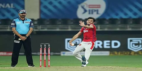 முதல் போட்டியில் மெய்டன் விக்கெட் வீழ்த்திய ரவி பிஷோனி