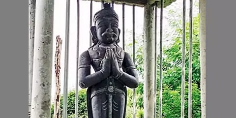 கூலி வேலை.. குப்பை சேகரிப்பு.. வைராக்கியத்தால் தனக்கு தானே சிலை அமைத்துக்கொண்ட நபர்.!