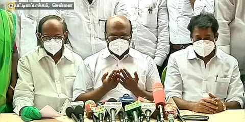 செய்தியாளர் சந்திப்பின்போது பாங்கு ஒலி.. சட்டென தொழுகையில் ஈடுபட்ட ஜெயக்குமார்..!