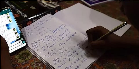 ஆன்லைன் வகுப்புக்காக செல்போன் திருடிய சிறுவன்.. புது போன் பரிசளித்த பெண் காவலர்!