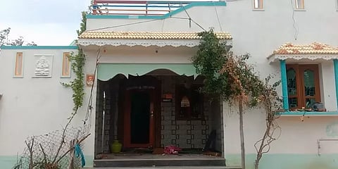 திருமணமான நபரோடு வீட்டை விட்டு வெளியேறிய இளம்பெண்? ஆத்திரத்தில் சூறையாடப்பட்ட வீடு