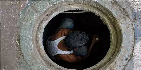 கழிவுநீர் சுத்தம் செய்கையில் 3 ஆண்டுகளில் 288 தொழிலாளர்கள் உயிரிழப்பு - மத்திய அரசு தகவல்