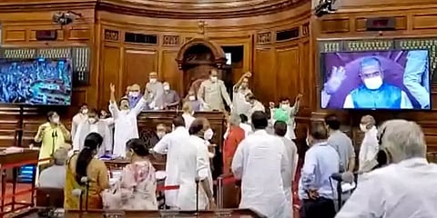 மாநிலங்களவை: விதிமீறலில் ஈடுபட்ட 8 எம்பிக்களும் கூட்டத்தொடர் முழுவதும் நீக்கம்