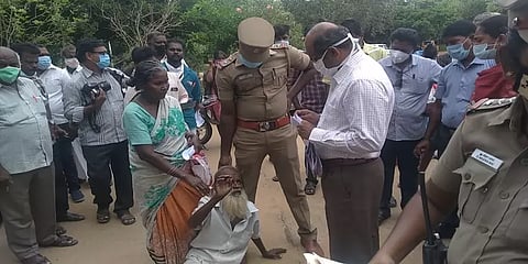 ஆட்சியர் அலுவலகத்தில் மண் சாப்பிட்ட வயதான தம்பதி... மகன் செய்தது என்ன?