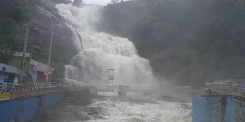 குற்றால அருவிகளில் குளிக்க தடை நீடிப்பு!