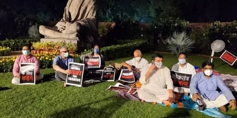 டெல்லியில் பரபரப்பு... சஸ்பெண்ட் செய்யப்பட்ட எம்.பி.க்கள் விடிய விடிய போராட்டம்!