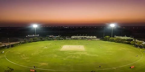 "சுட்டெரிக்கும் வெயில்; இரவில் பனி" எப்படியிருக்கும் ஷார்ஜா கிரிக்கெட் மைதானம் ?