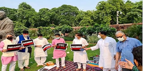 8 எம்.பி.க்கள் நடத்திய தர்ணா போராட்டம் வாபஸ்