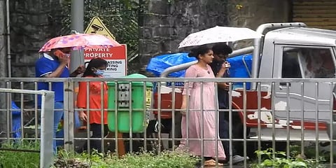 கொடைக்கானலில் பனிமூட்டத்துடன் விட்டு விட்டு பெய்யும் சாரல்மழை... நிலவும் ரம்யமான சூழல்