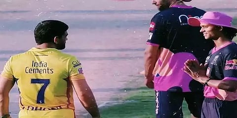 தோனியை வணங்கிய ராஜஸ்தான் ராயல்ஸின் இளம் வீரர் - வைரலான படம்