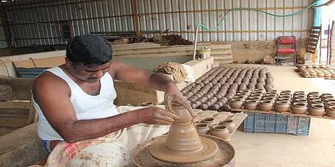 மண்பாண்டத் தொழிலுக்கான சிறப்பு பொருளாதார மண்டலம்: வேலூர் இளைஞரின் புதுமை முயற்சி