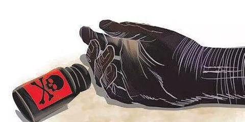 காதலிகளுடன் சண்டை... ஒரே நேரத்தில் விஷம் குடித்து தற்கொலைக்கு முயன்ற இளைஞர்கள்