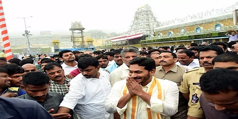 திருப்பதி கோயிலுக்காக தலையில் வஸ்திரங்கள் சுமந்த ஜெகன்மோகன் ரெட்டி