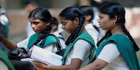 10,11,12 ஆம் வகுப்பு மாணவர்கள் பள்ளிக்கு வரலாம் : தமிழக அரசு
